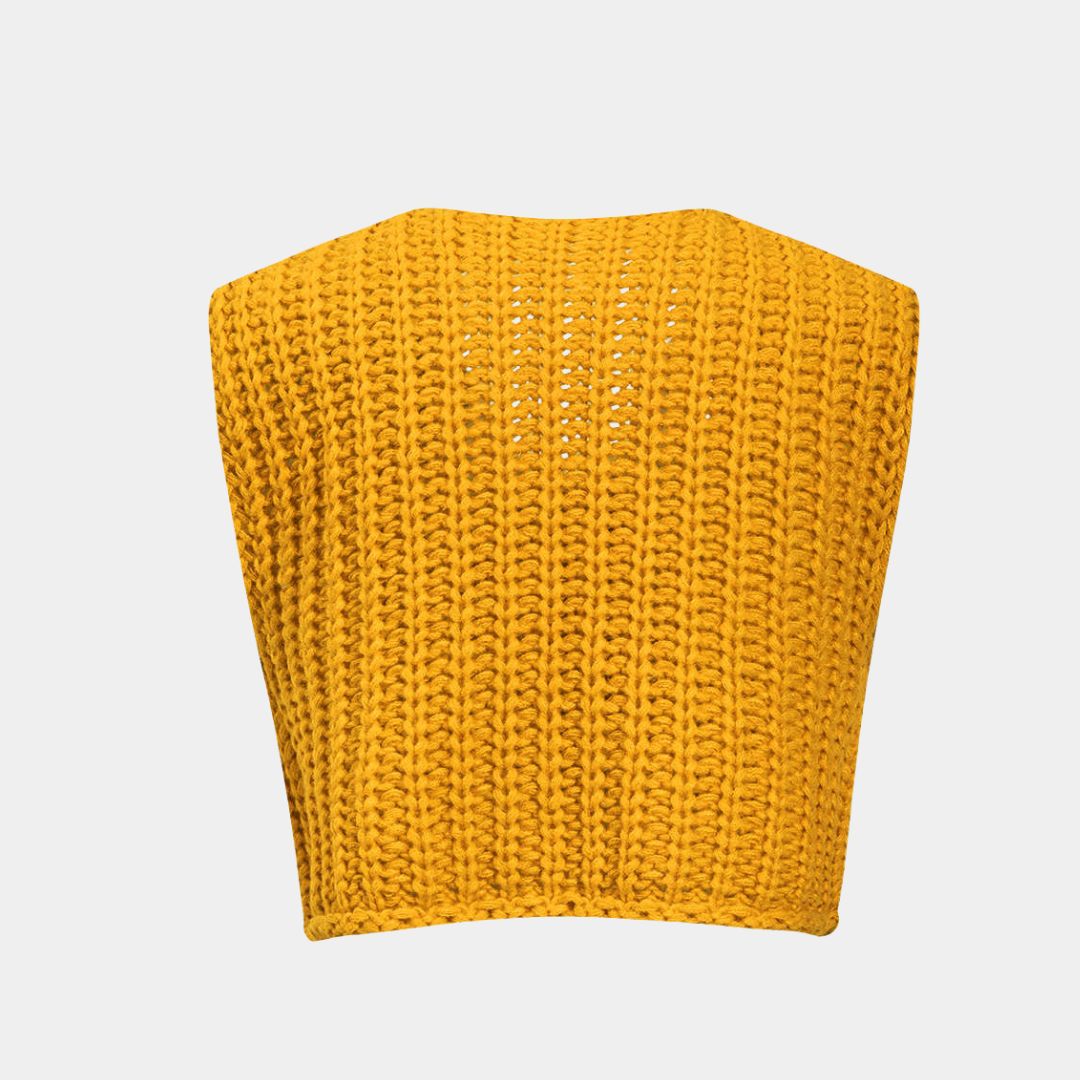 Stickad väst i grov röd maskstickning med dekorativa knappar och framfickor