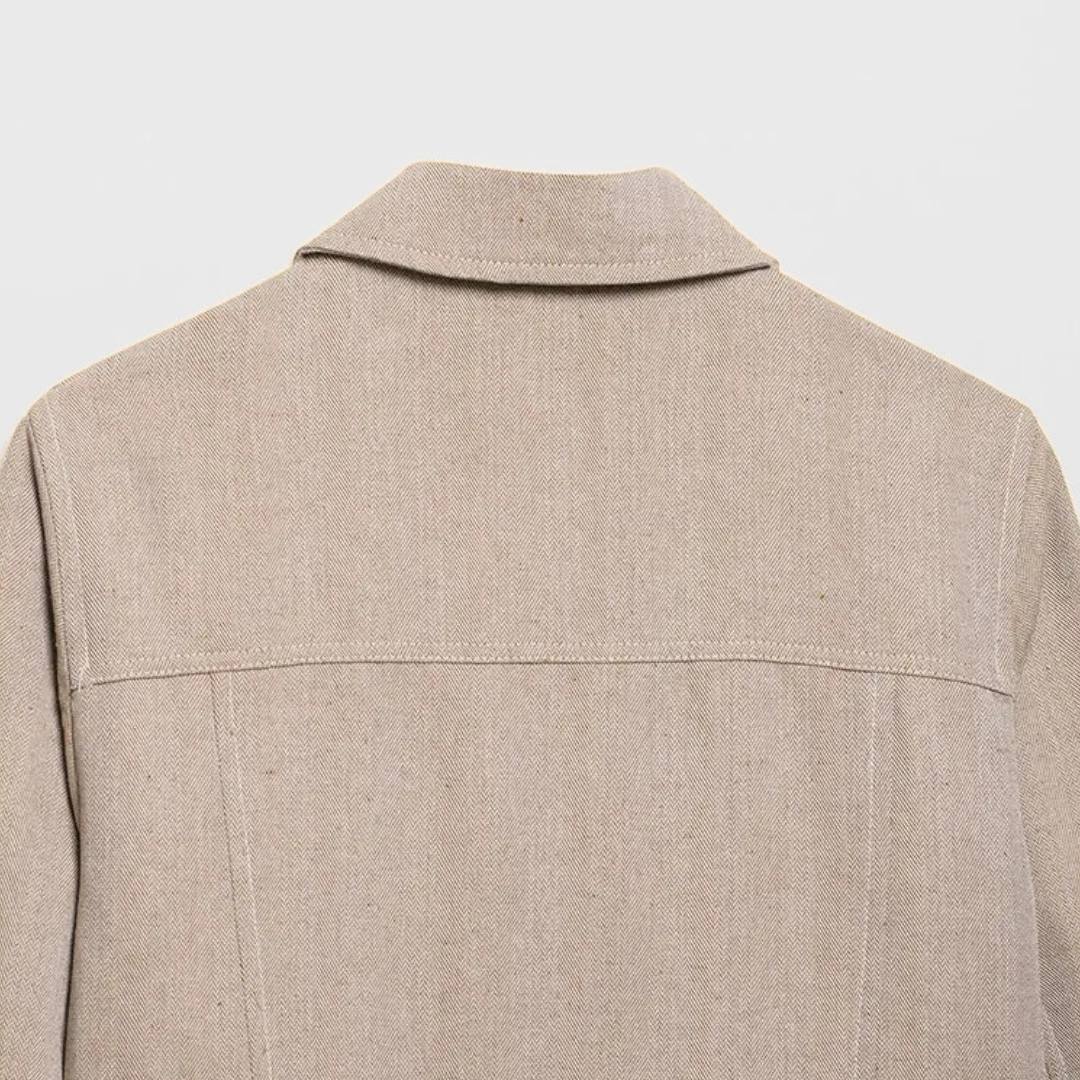 Beige tvådelat set med kort jacka och raka byxor i hög midja