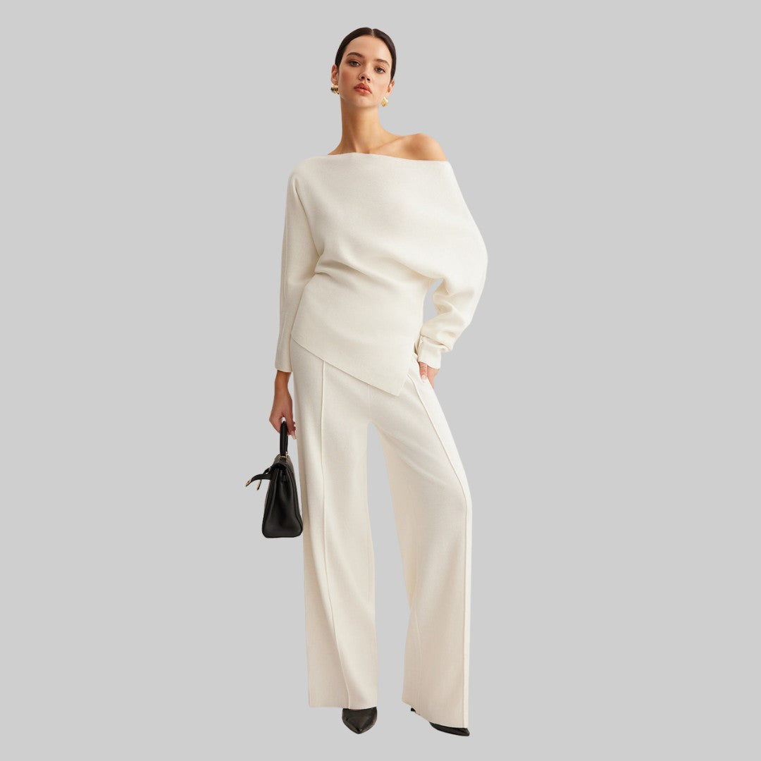 Asymmetrisk stickad topp med off-shoulder design och elegant drapering