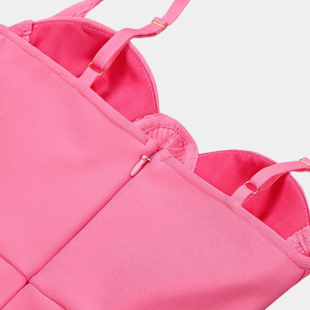 Kort bandageklänning med strukturerad byst och kristalldetalj på axelrem