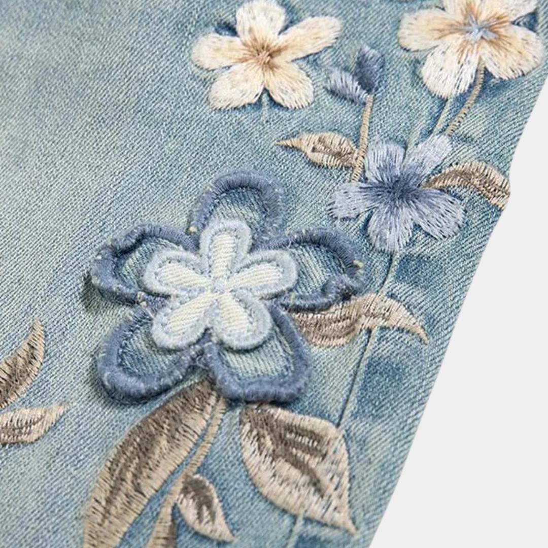 Rak jeansmodell med broderade blommor och utställda benslut
