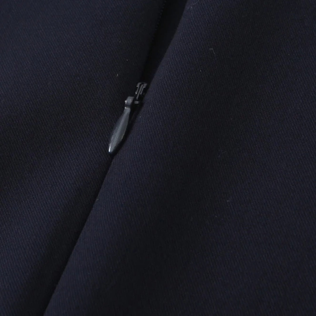 Mörkblå plisserad miniklänning med halterneck och bältdetaljer