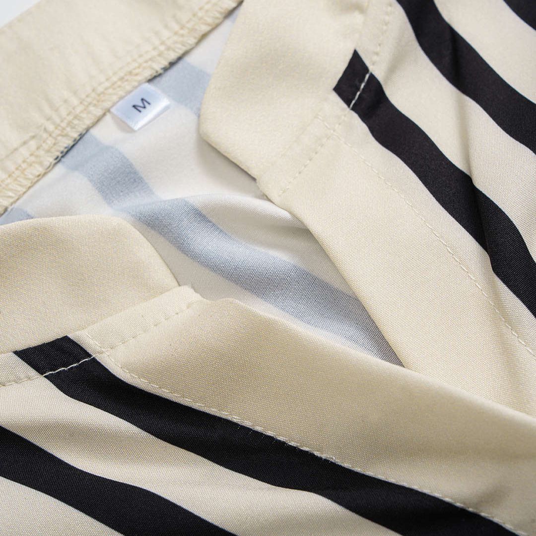 Vit randig satinblus med lös passform och elegant grafiskt mönster i kontrastfärger