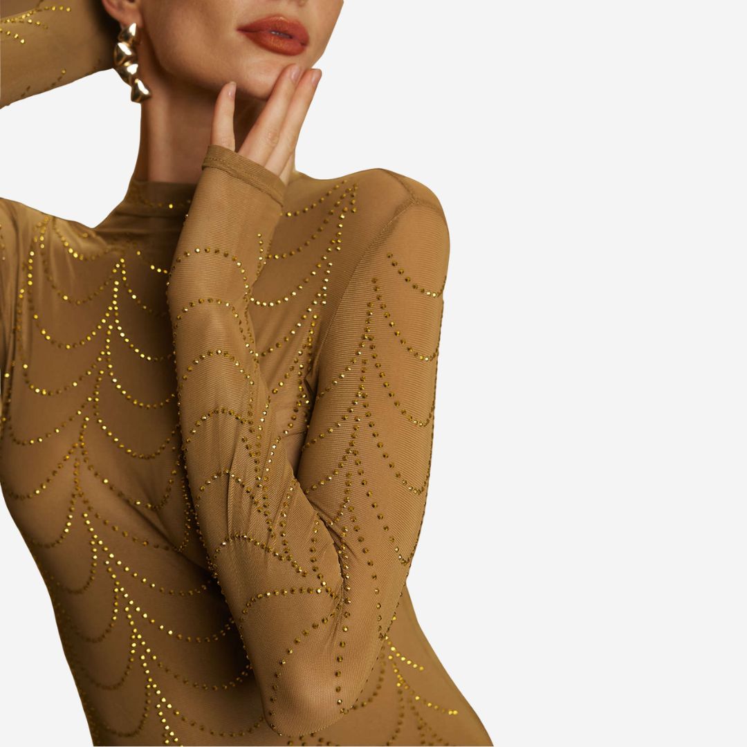 Guld lång figurnära klänning i mesh med gnistrande dekor och sofistikerad transparens
