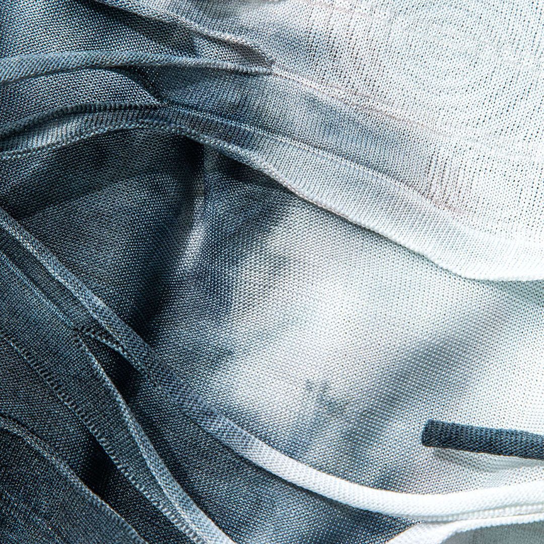 Midiklänning i bränd tie-dye-effekt med råa sömmar och knytbar halterneck