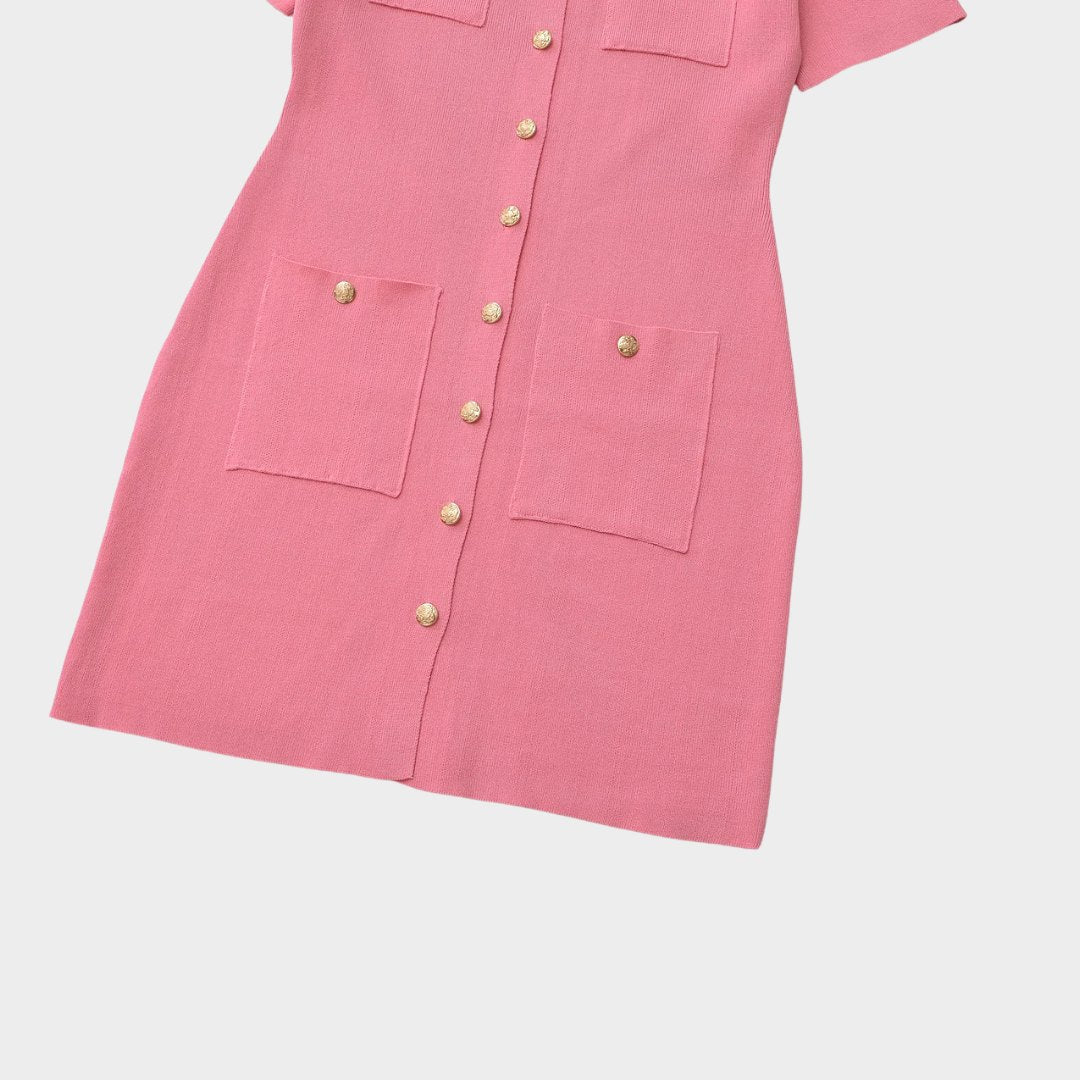 Stickad miniklänning med fickor och metallknappar