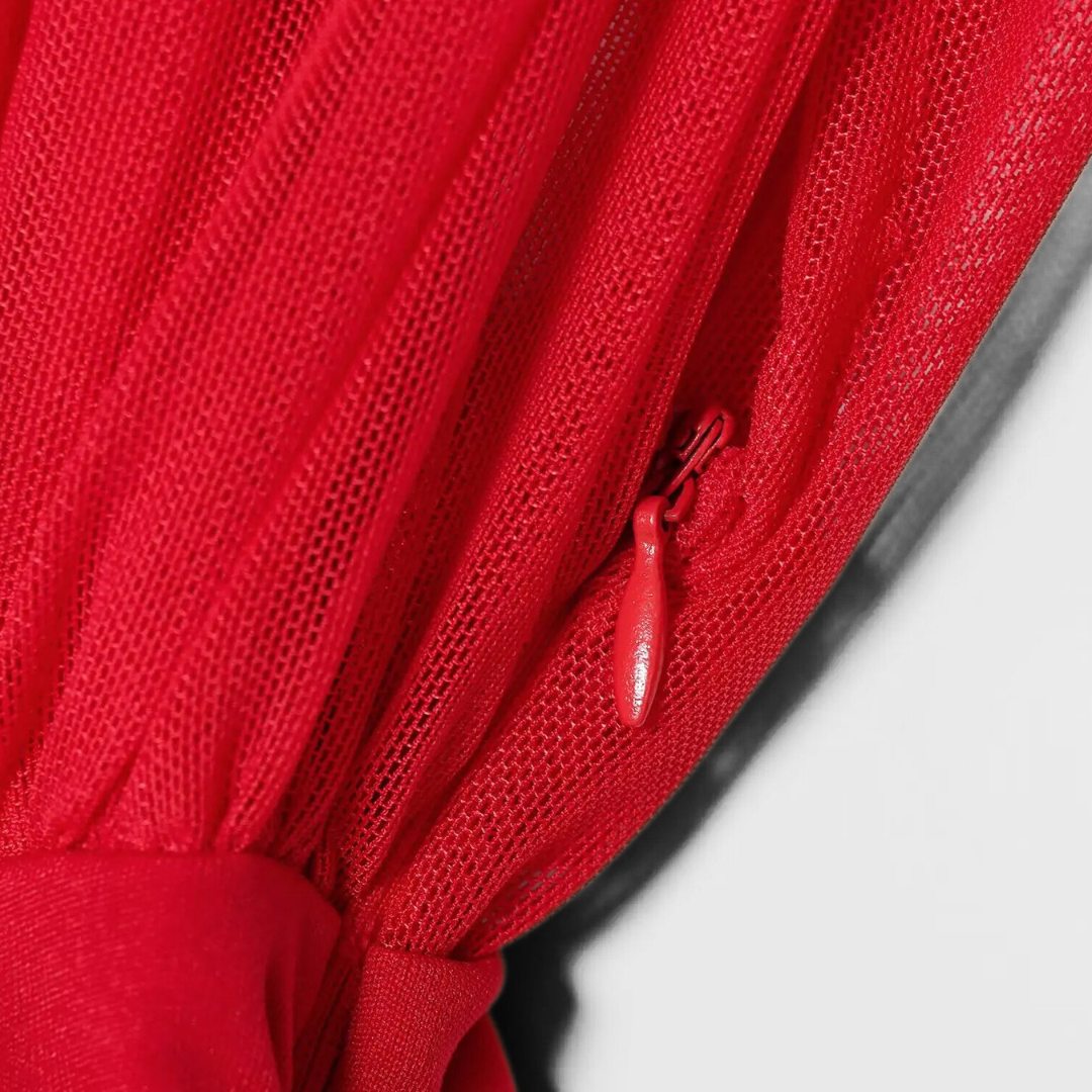 Midiklänning i mesh med polokrage och draperad överdel