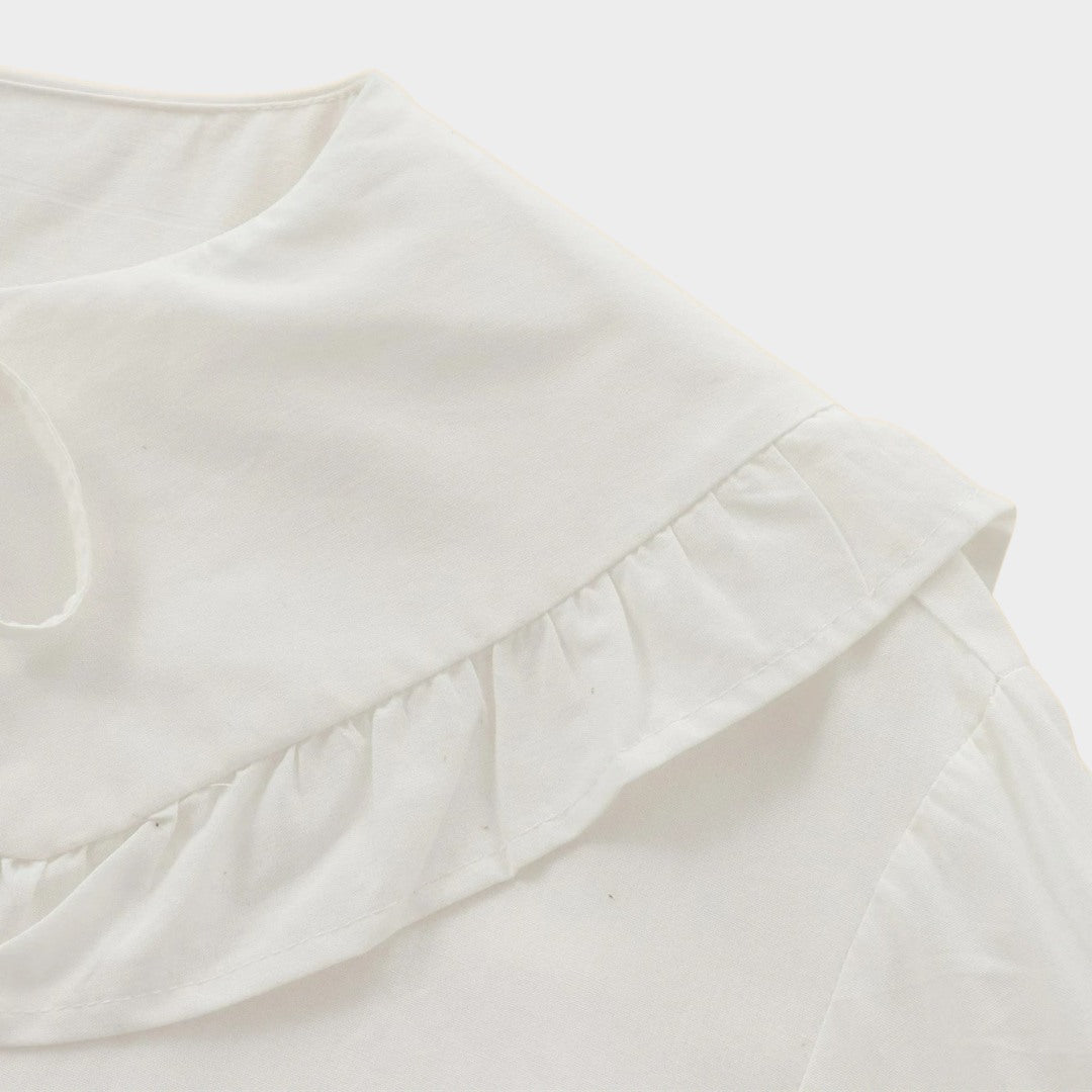 Klassisk blus med volangkrage knytband och eleganta detaljer