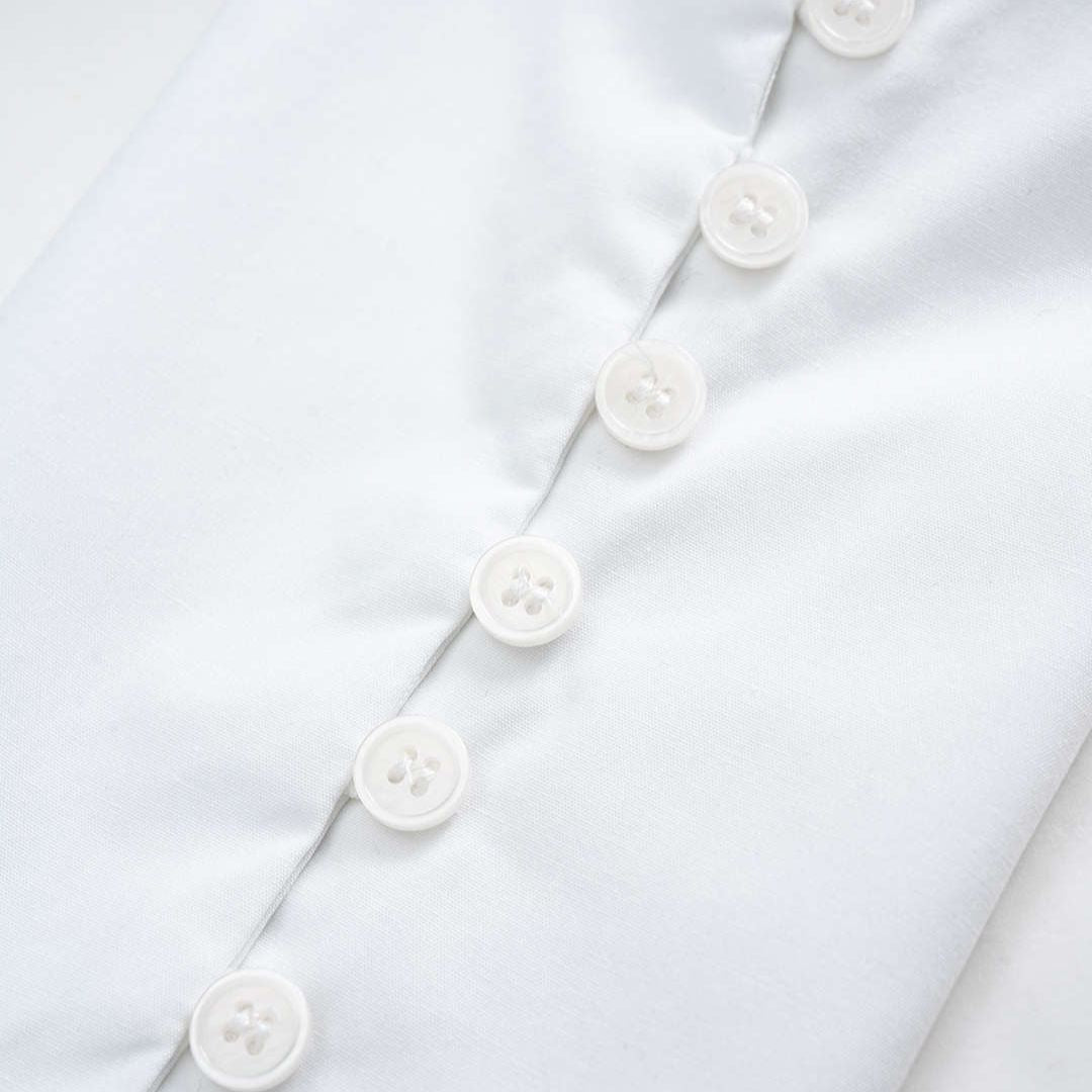 Vit kort blus med ballongärmar och dold knappslå