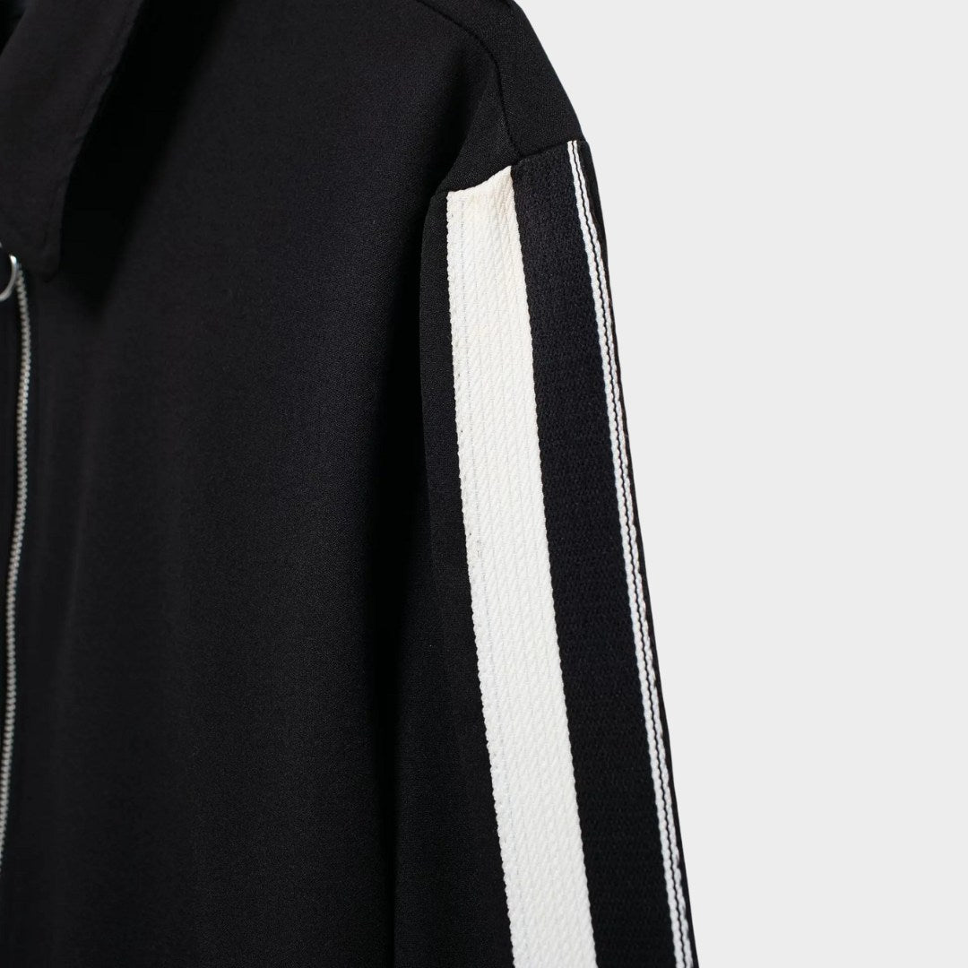 Tvådelad svart chique tracksuit i tjockt stretchmaterial med kontrastbyxor