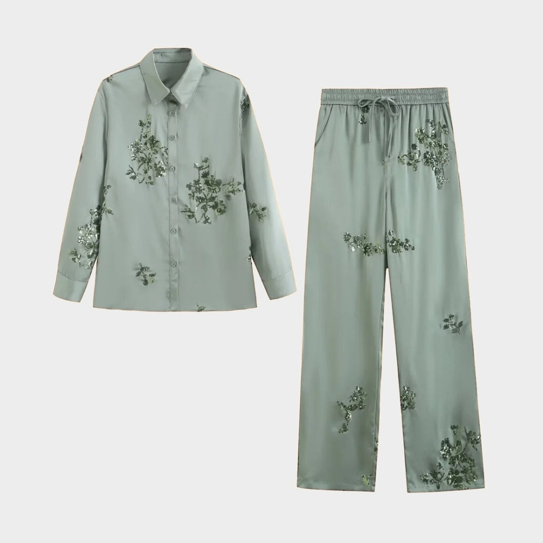 Tvådelat set med blommigt mönster och vida byxor