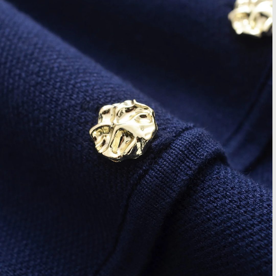 Figurnära kofta i marinblått med dekorativa knappar