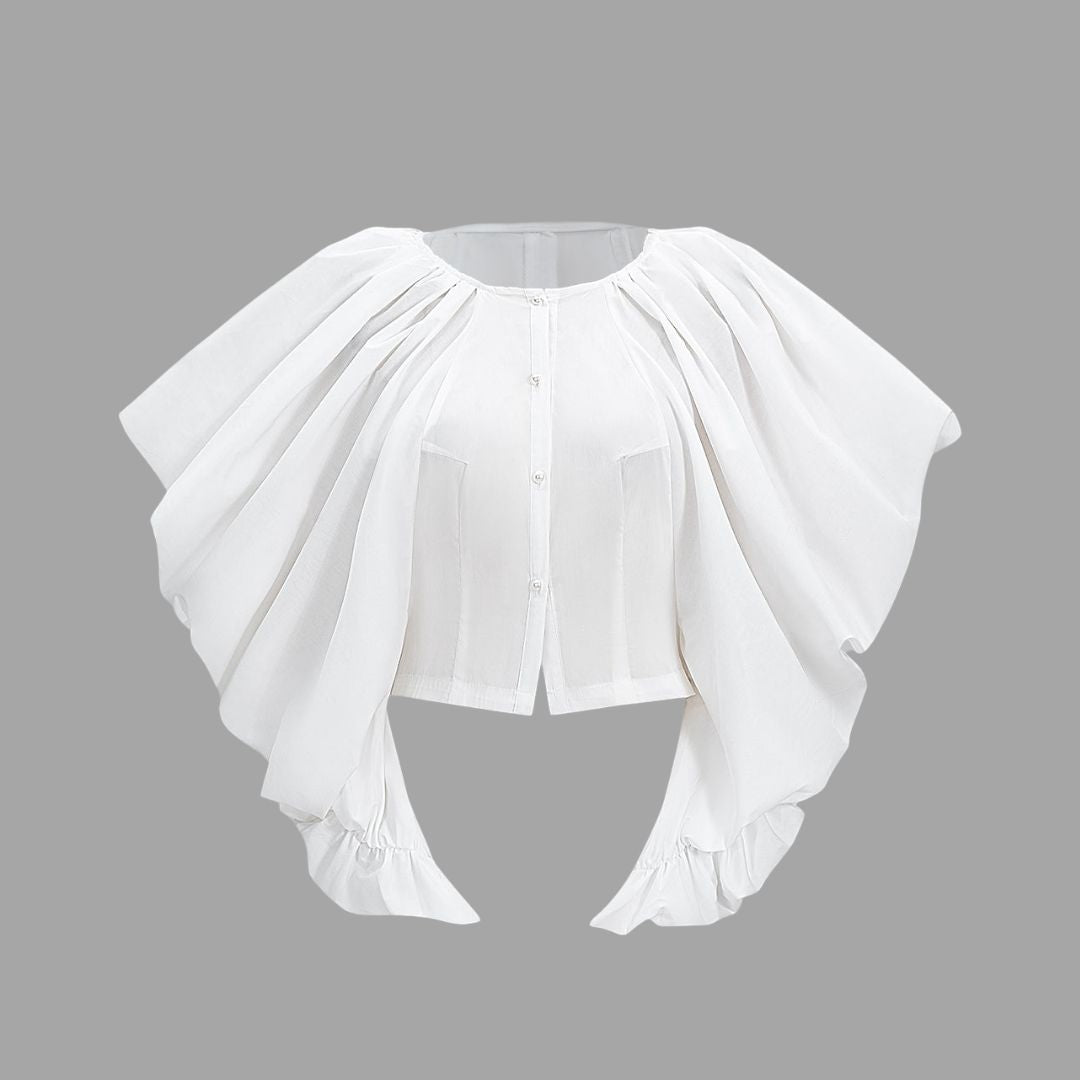 Vit blus med voluminösa draperade ärmar och pärlknappar