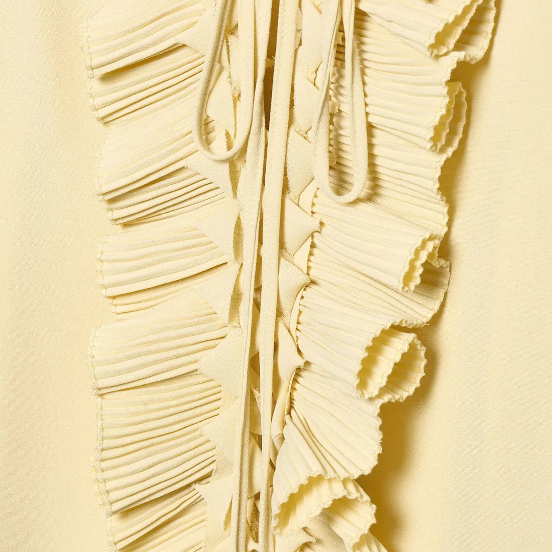 Blus med volangdetaljer och knytband samt asymmetrisk midikjol set