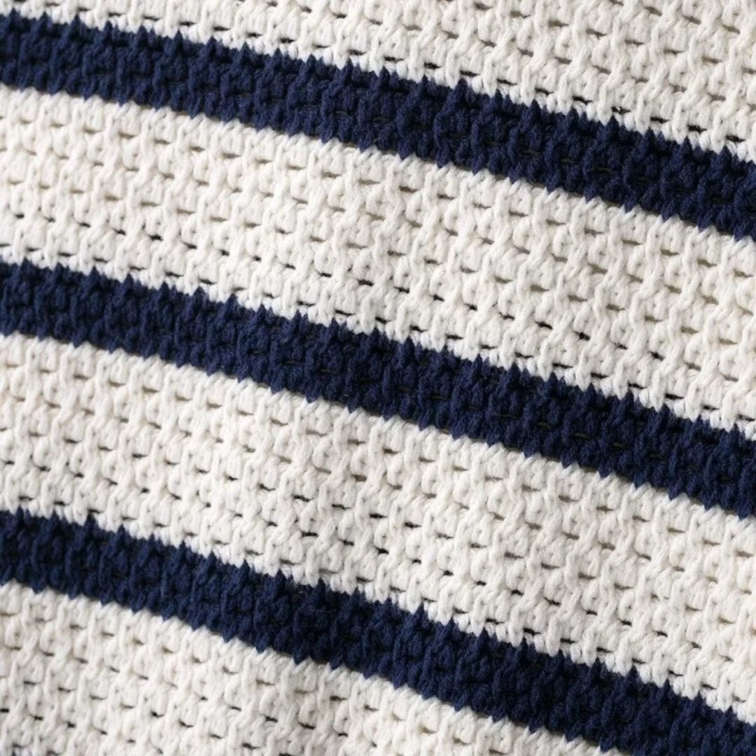 Kortstickad randig kofta med kort ärm och knappstängning framtill