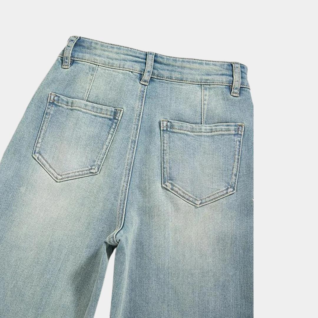 Rak jeansmodell med broderade blommor och utställda benslut