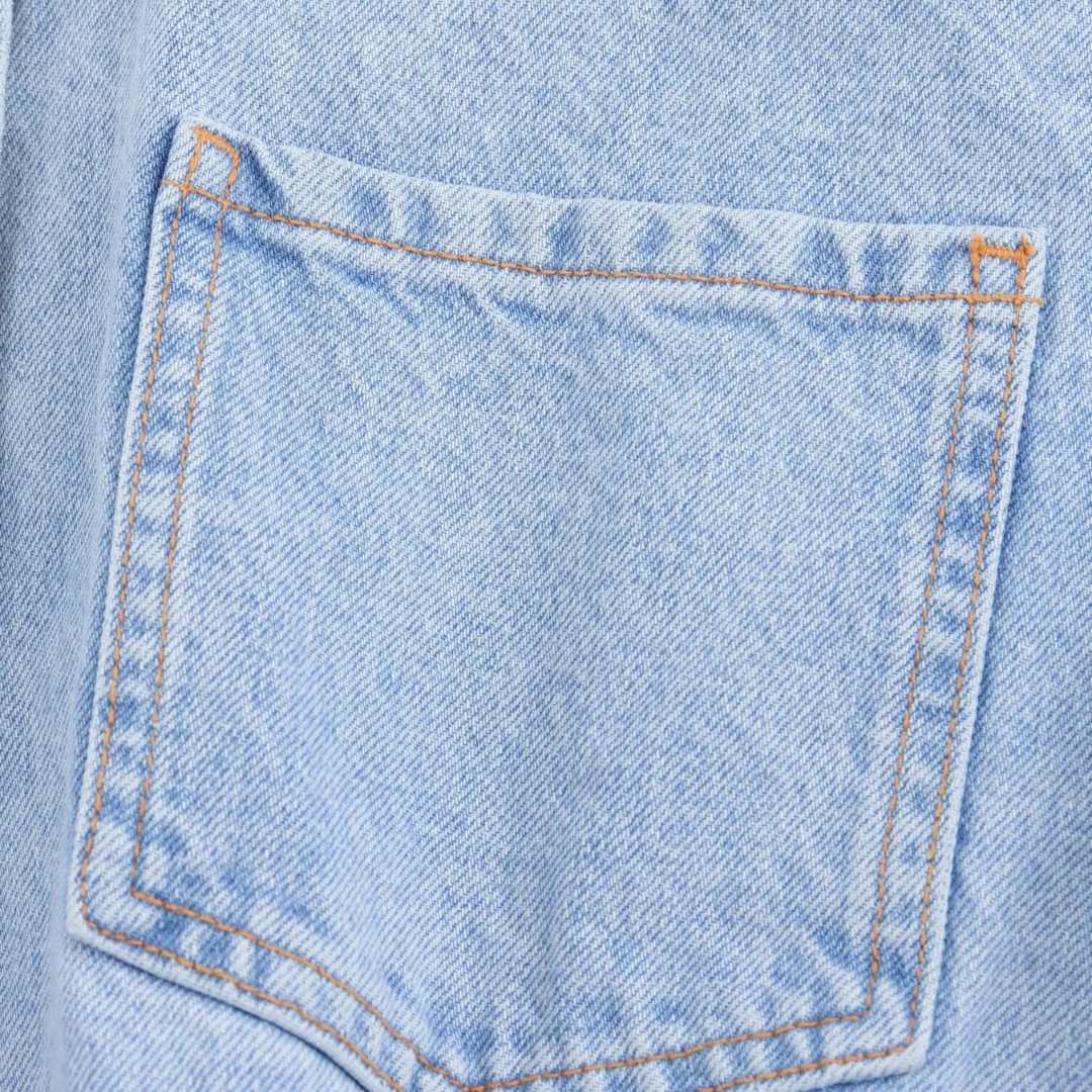 Kortärmad jeansjumpsuit med skjortkrage och hög midja