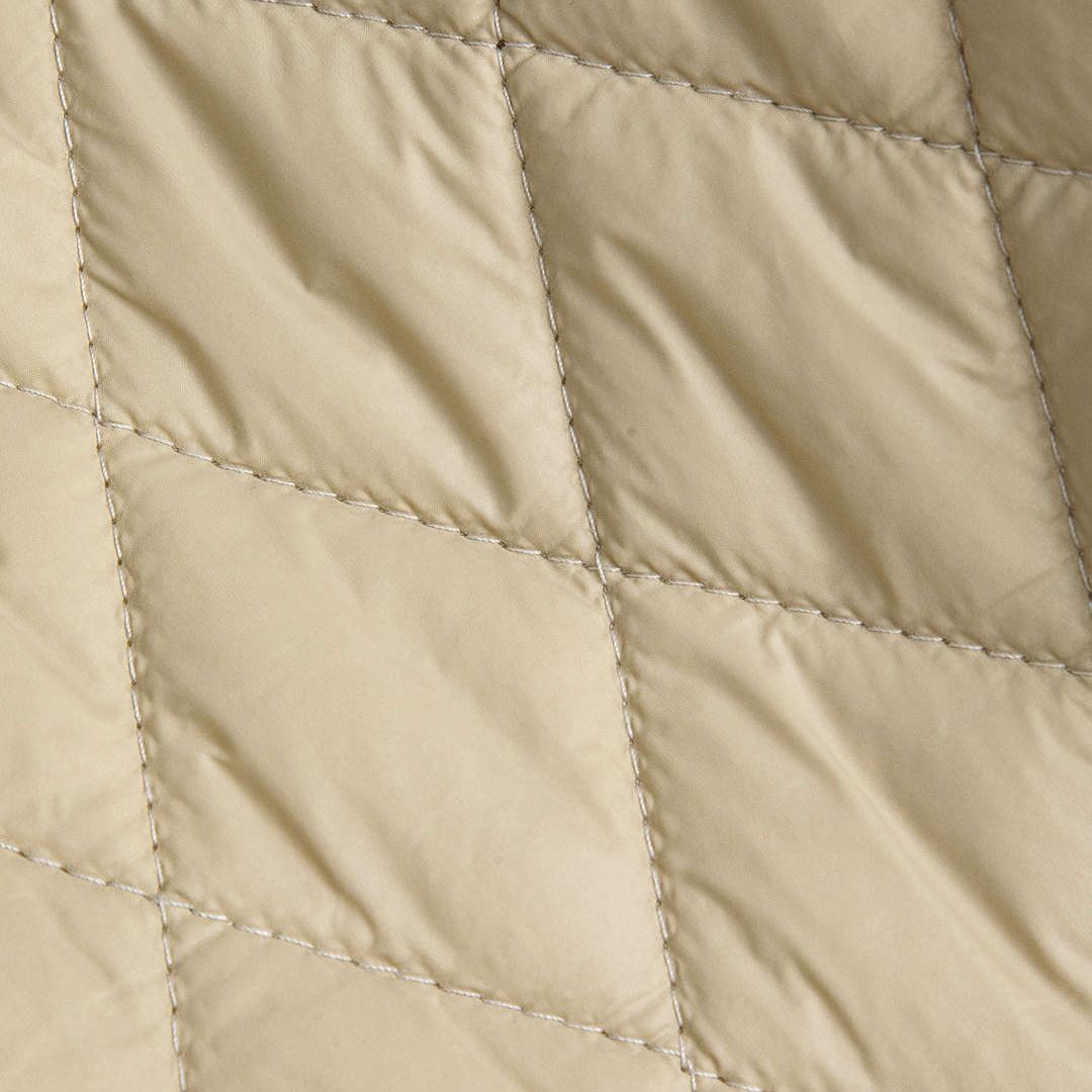 Fitted-passform quiltad stickad jacka med dragkedja och kontrasterande ärmar