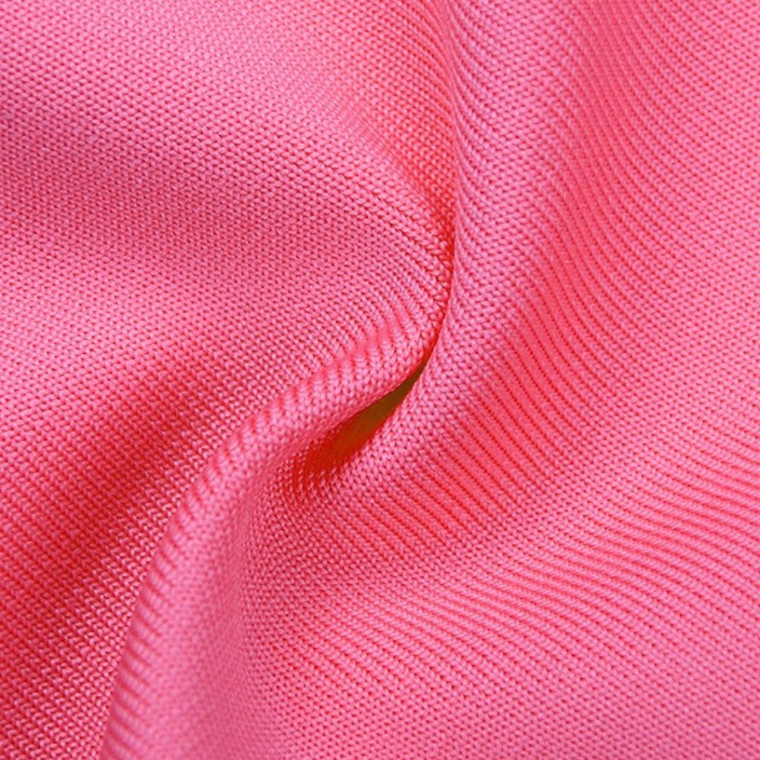 Kort bandageklänning med strukturerad byst och kristalldetalj på axelrem