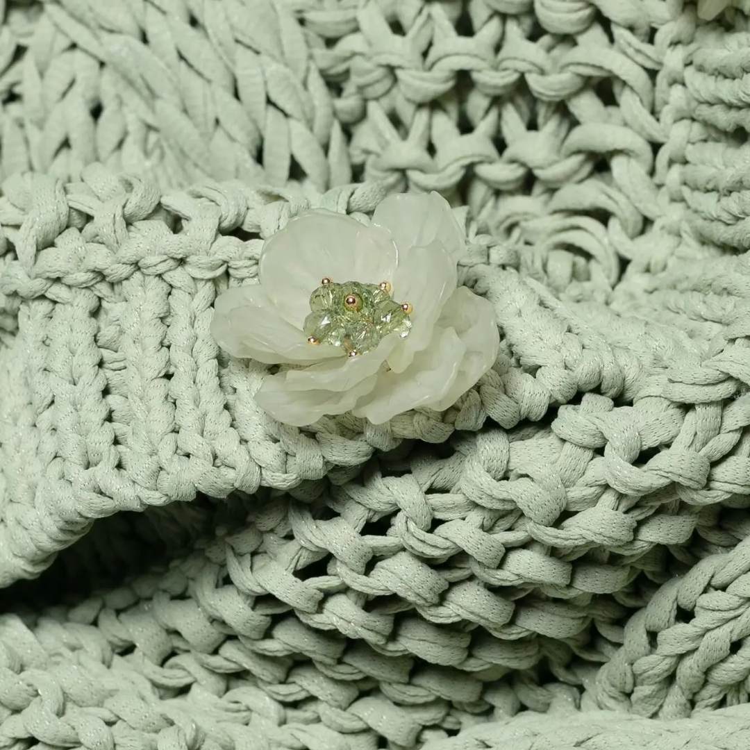 Ljusgrön kabelstickad tröja med blomknappar