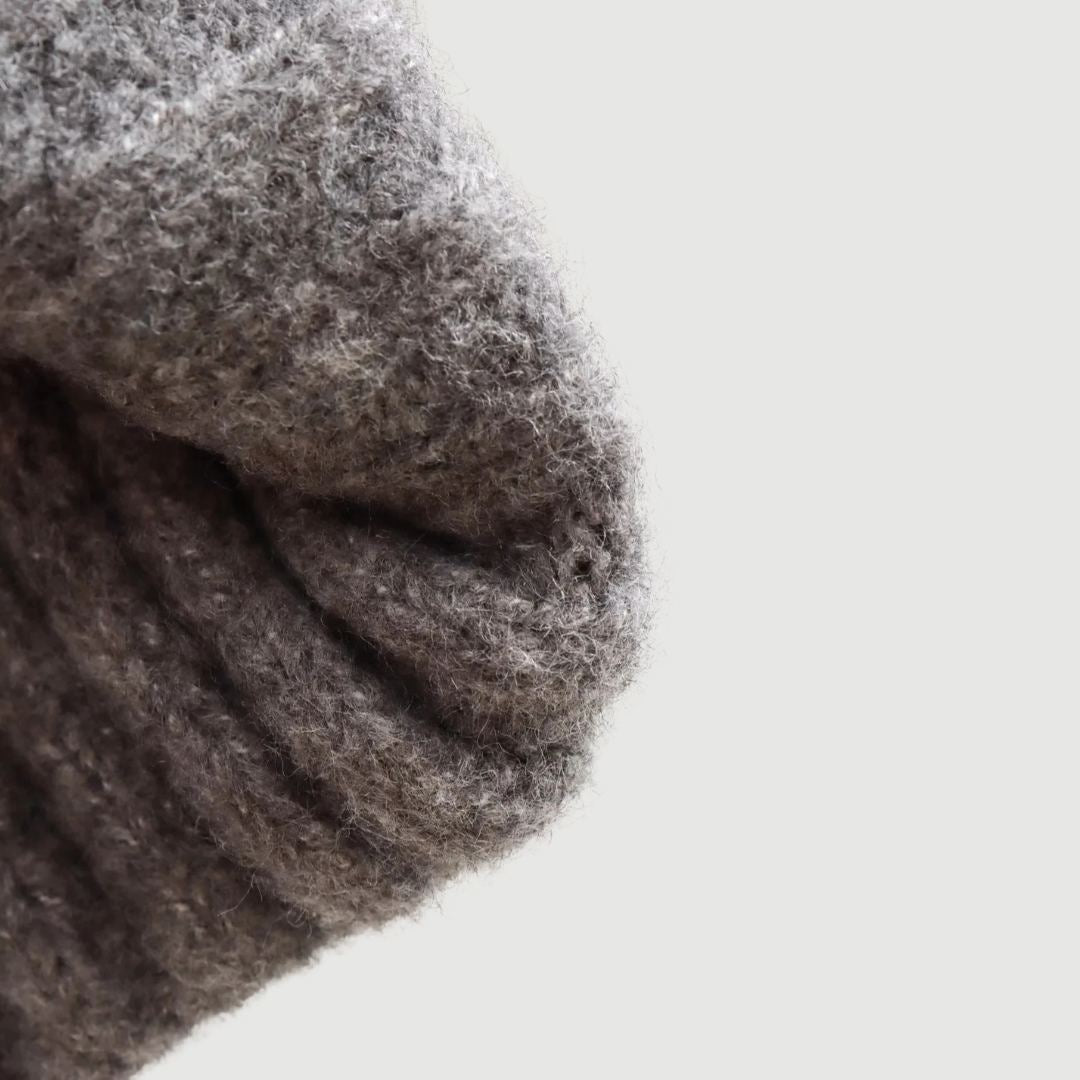 Grå stickad zip-jacka med rund hals och rak passform