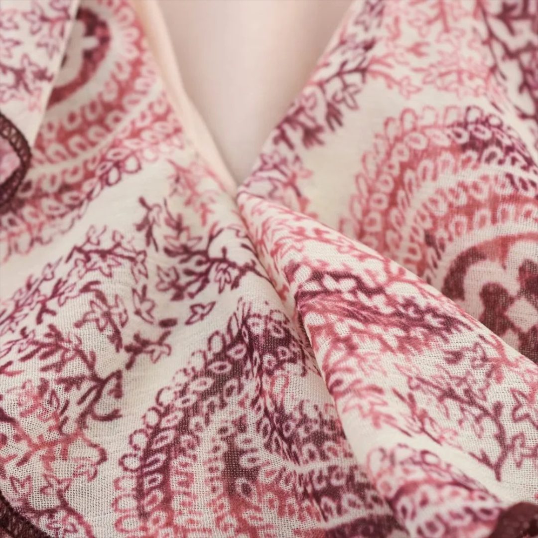 Lång paisleymönstrad klänning med volymärmar och lagerdetalje