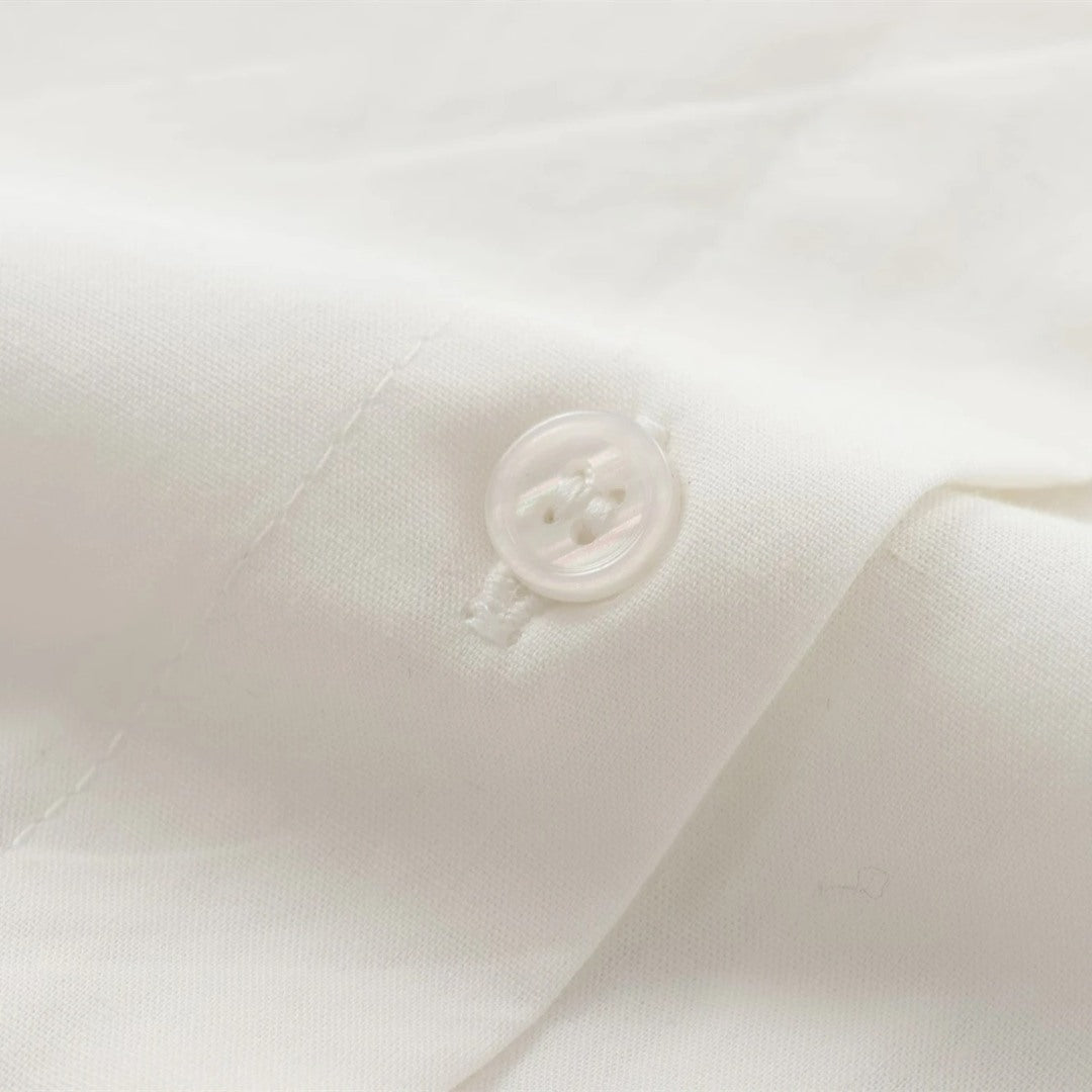 Klassisk blus med volangkrage knytband och eleganta detaljer