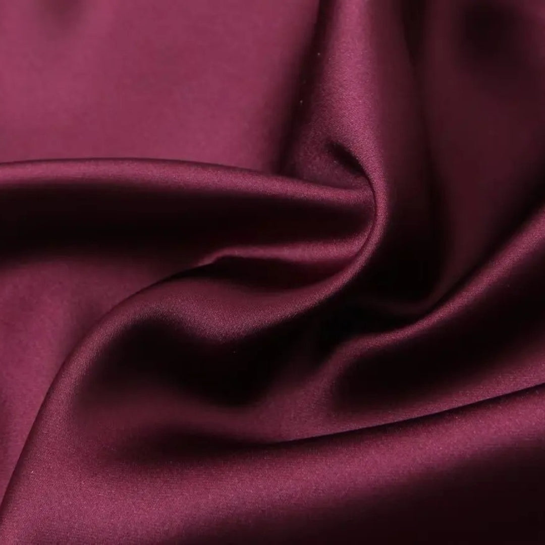 Satinkjol i midilängd med hög midja och A-linjeform