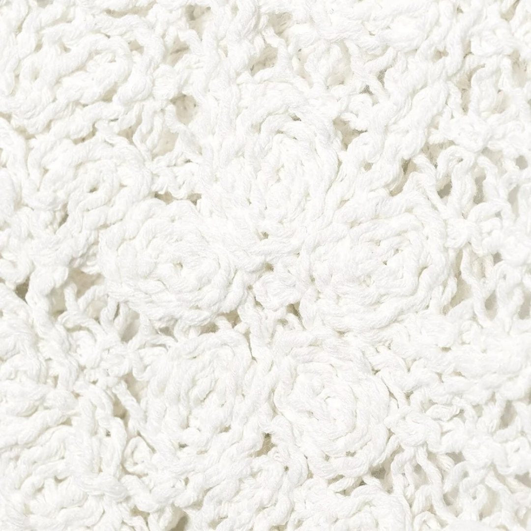 Vit virkad kofta med rund hals lång ärm och knappstängning