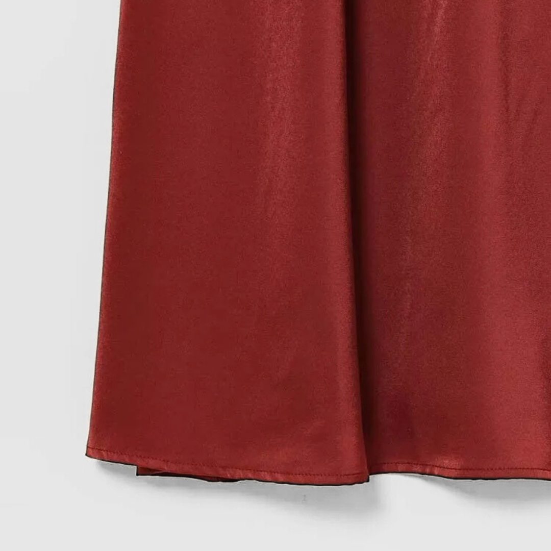 Röd Midiklänning i satinstil med draperad halsringning och tvistad midjedetalj