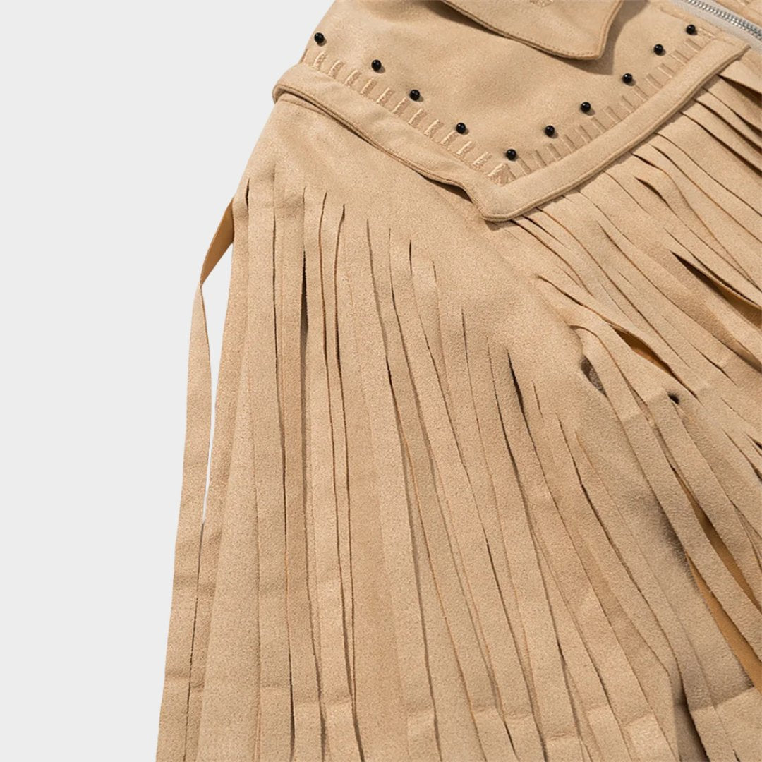 Beige mockajacka i cowboystil med långa fransar och nitar