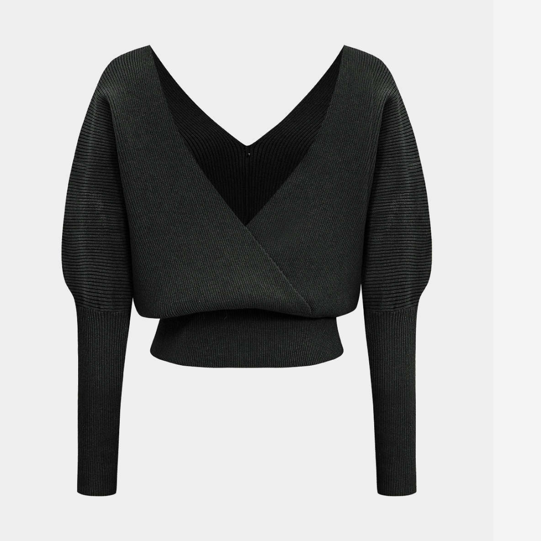 Stickad topp med dekorativa knappar och djup urringning för elegant vardagsstil