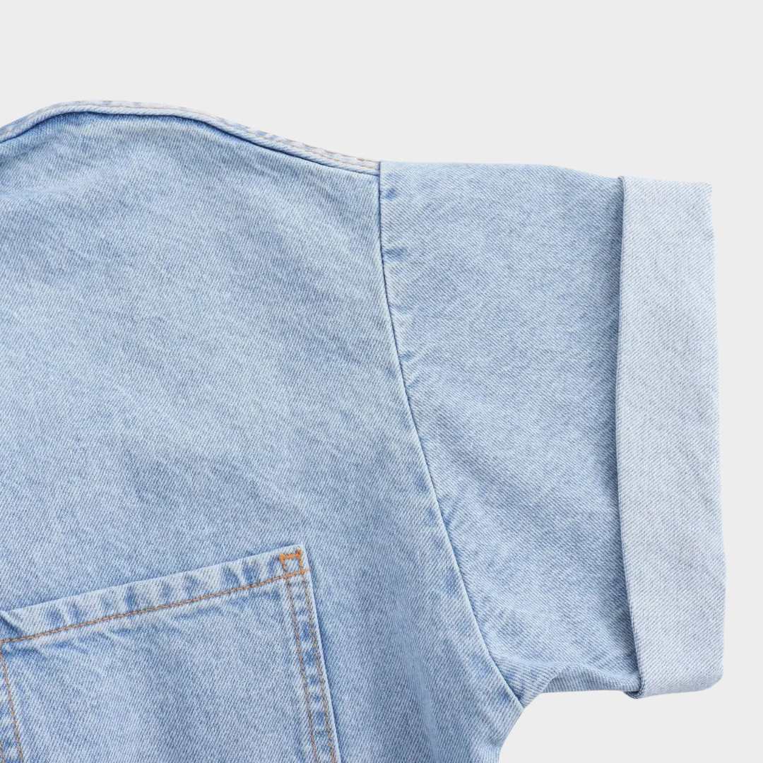 Kortärmad jeansjumpsuit med skjortkrage och hög midja