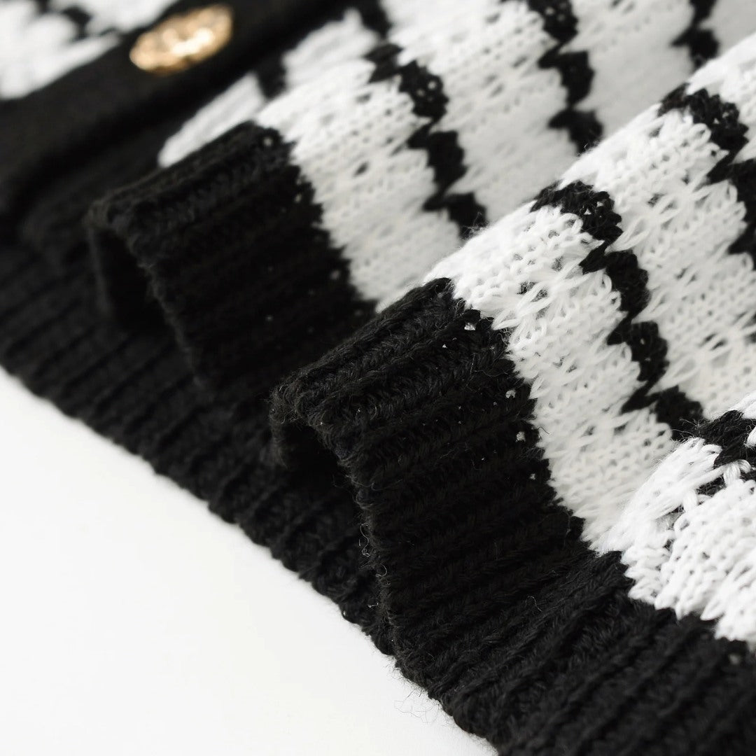 Vintageinspirerad stickad kofta med smala axelband och knappar