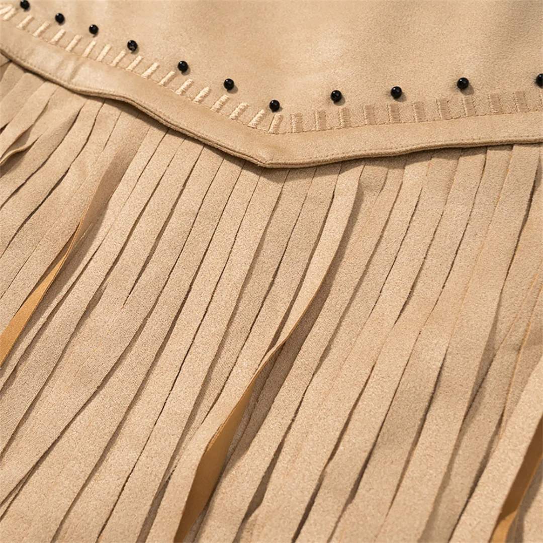 Beige mockajacka i cowboystil med långa fransar och nitar