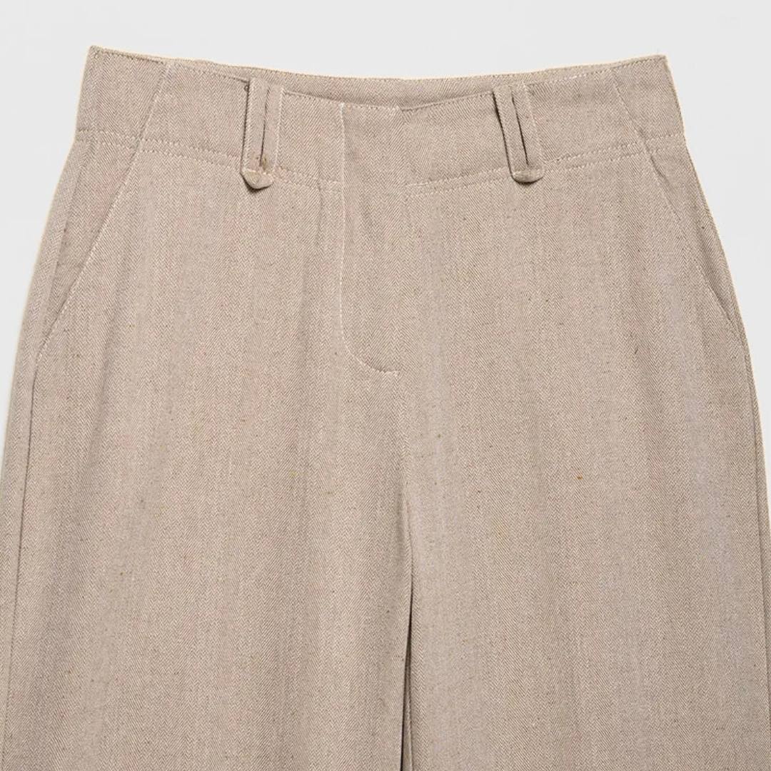 Beige tvådelat set med kort jacka och raka byxor i hög midja