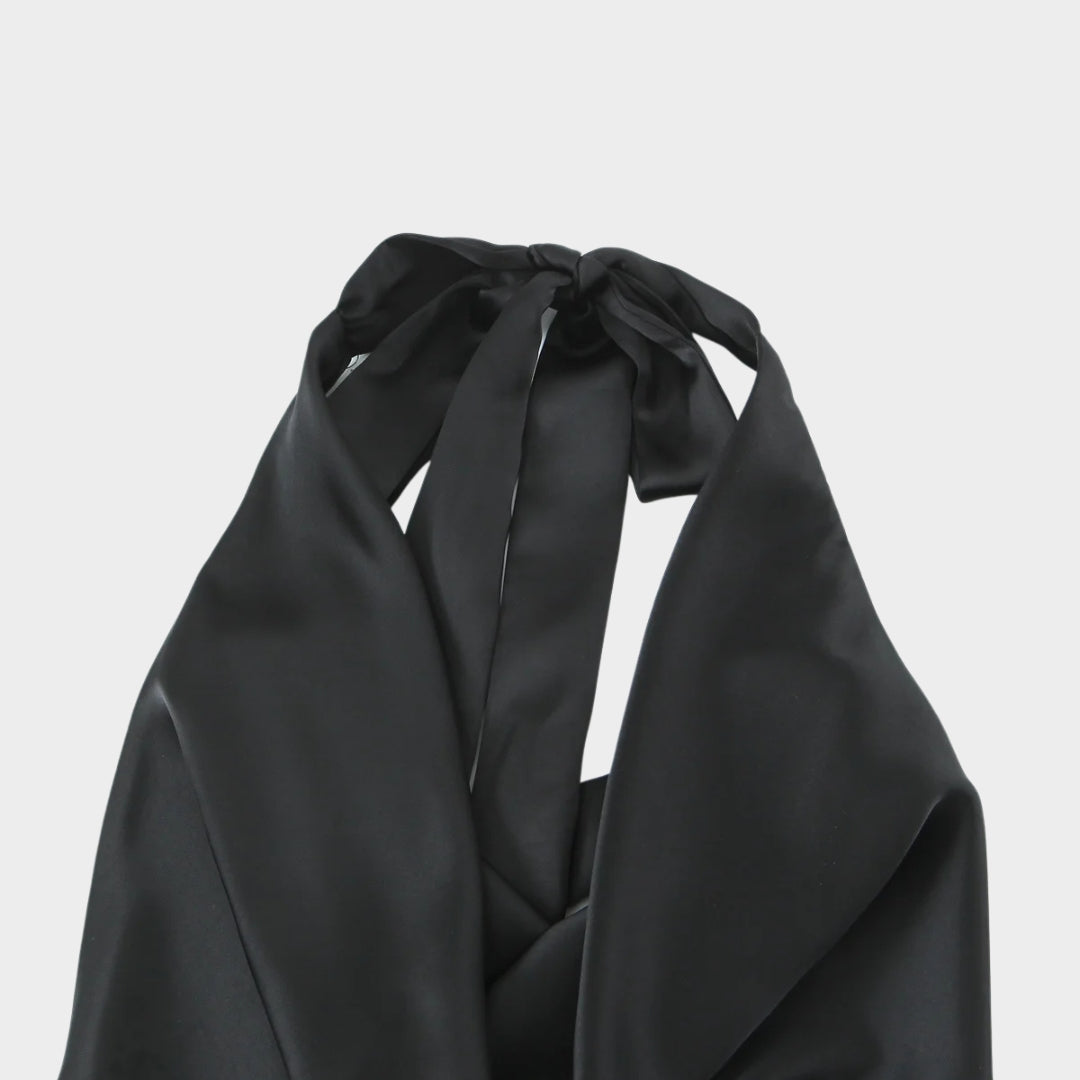 Satintopp med halterneck, knytband och öppen rygg i sommarstil