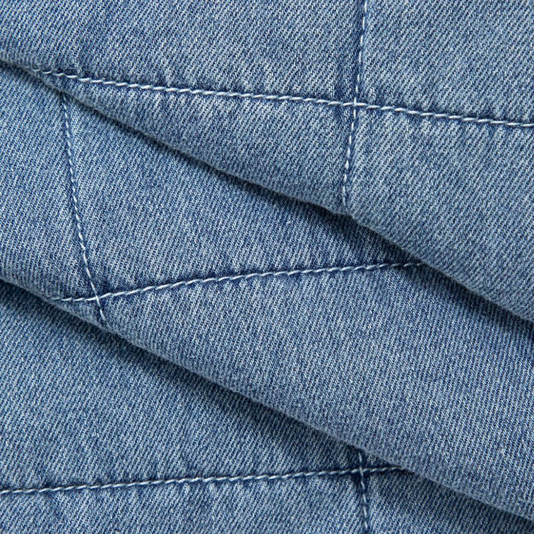 Ärmlös vadderad denimväst med huva och sidosnörning