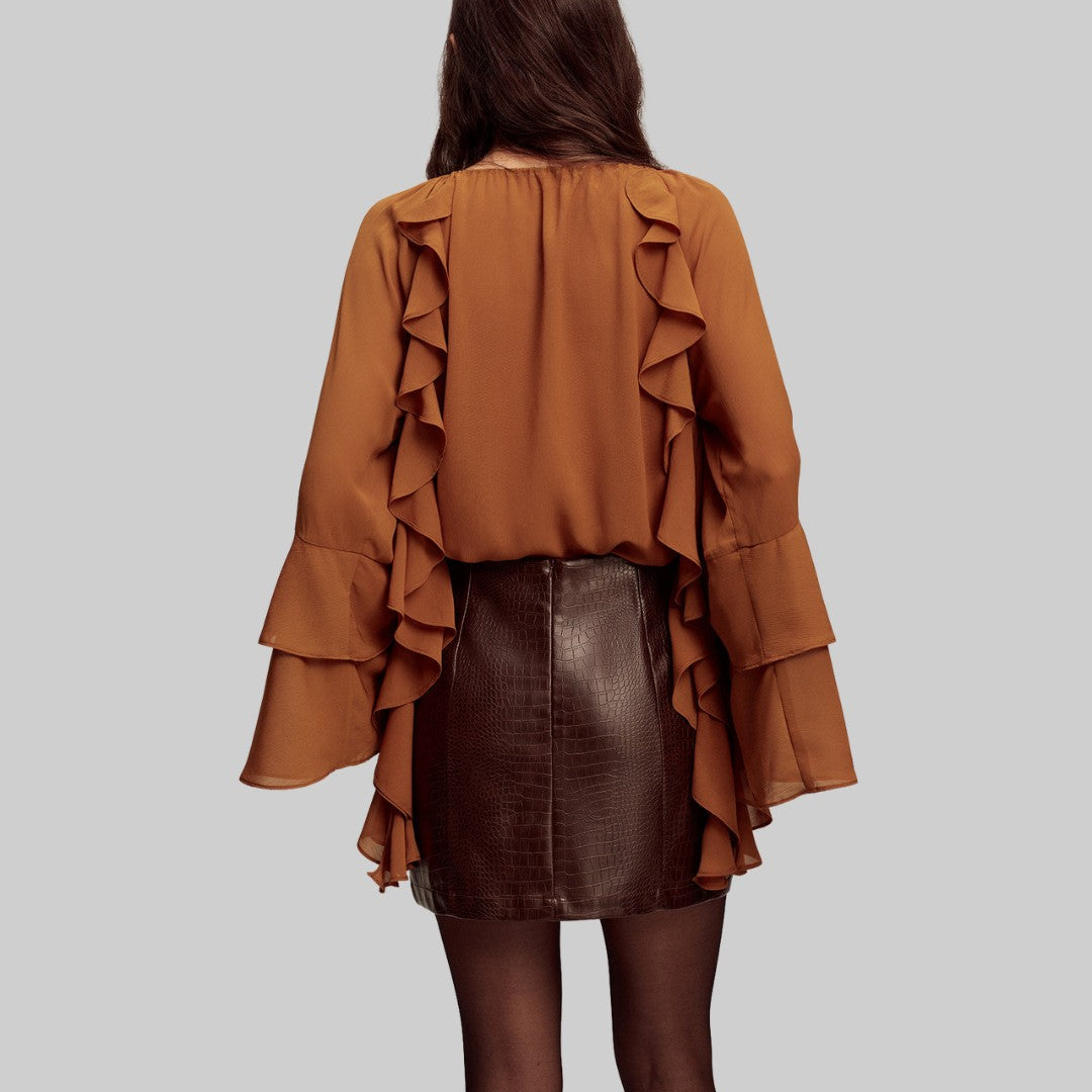 Kort kjol i krokodilpräglat fuskläder med fickdetaljer och midjehög passform