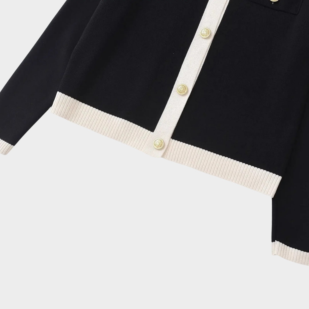 Elegant kort kofta med kontrastkant och guldfärgade knappar