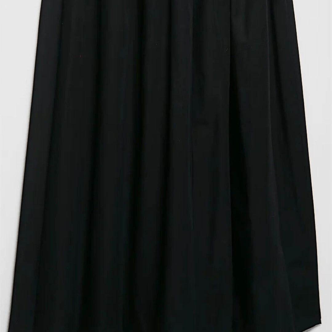 Svart midiklänning med smala axelband, markerad midja och dekorativt bälte