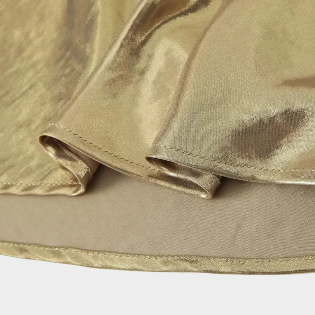 Glittrande miniklänning med smala axelband och öppen rygg