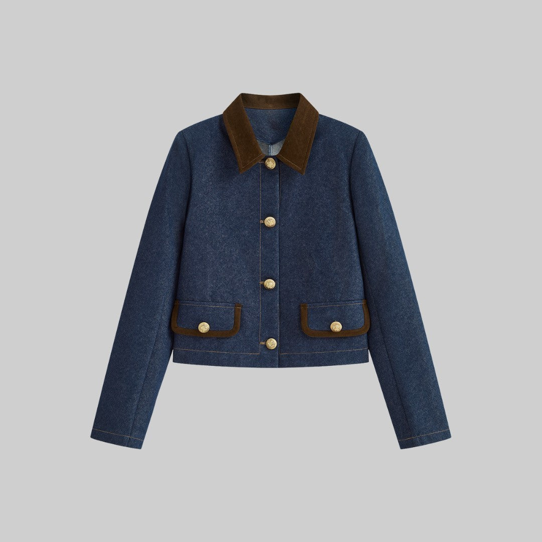Kort denimjacka med kontrastkrage i mocka och dekorativa guldknappar