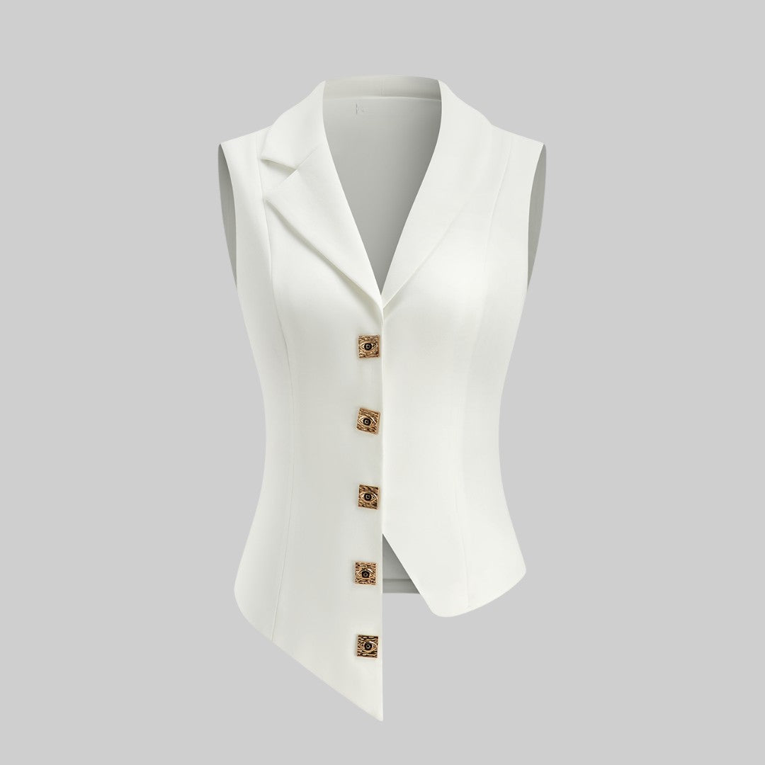 Ärmlös vit väst med asymmetrisk fåll och dekorativa guldknappar