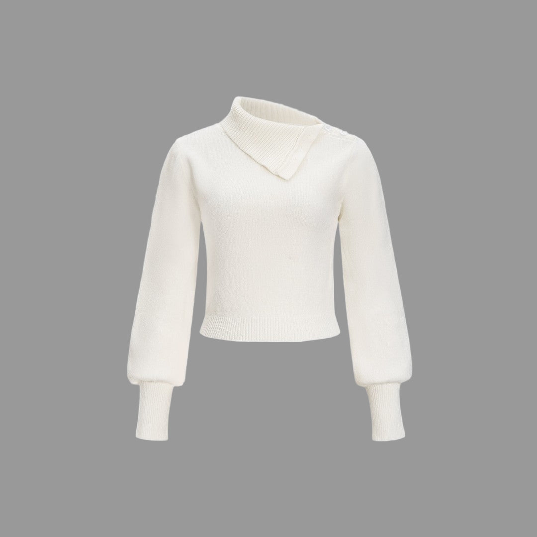 Krämvit stickad tröja med asymmetrisk knäppning, långärmad och mjuk struktur