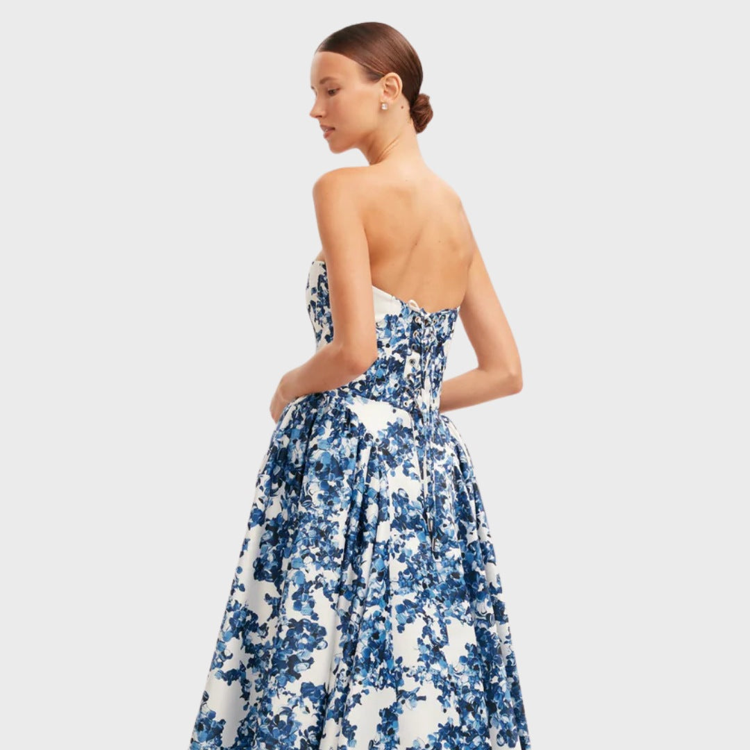 Axelbandslös maxiklänning i blå hortensiablommig print