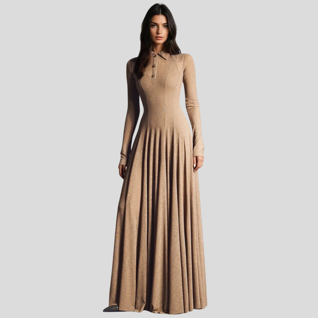 Stickad maxiklänning med lång ärm, krage och elegant utsvängd silhuett