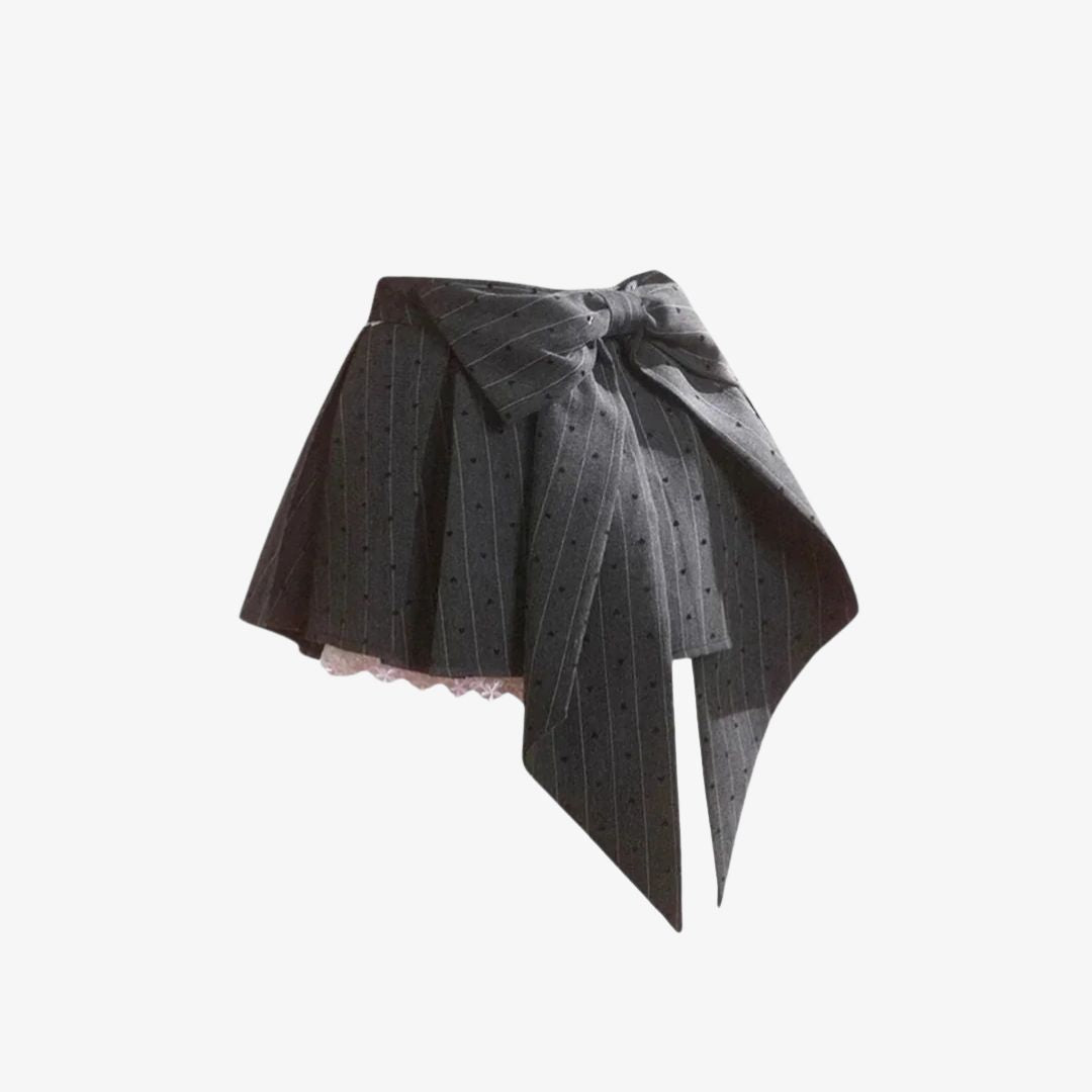 Grå veckad kjol med rosett och spetsunderkjol