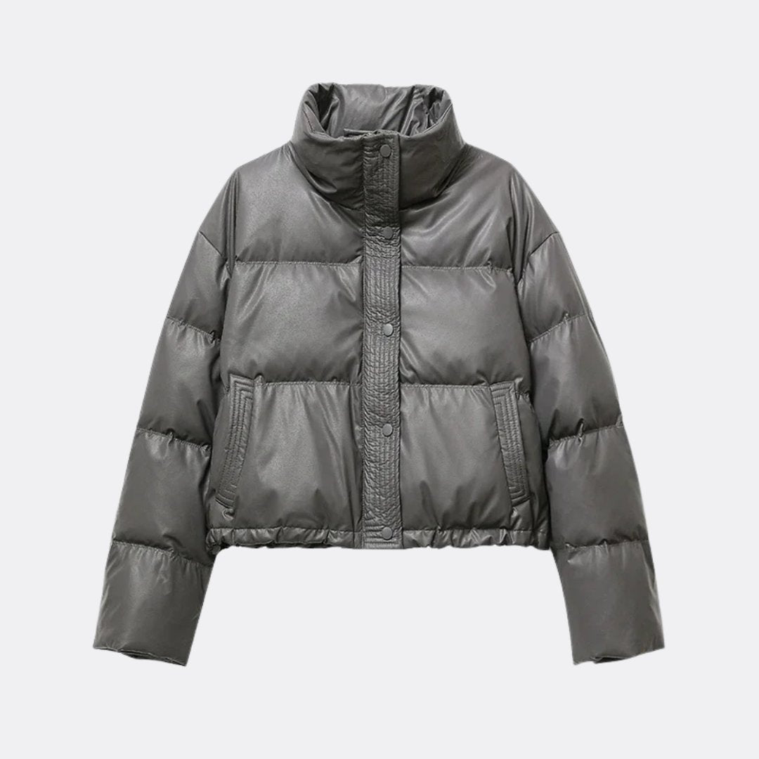 Kort vadderad pufferjacka med hög krage och fickor