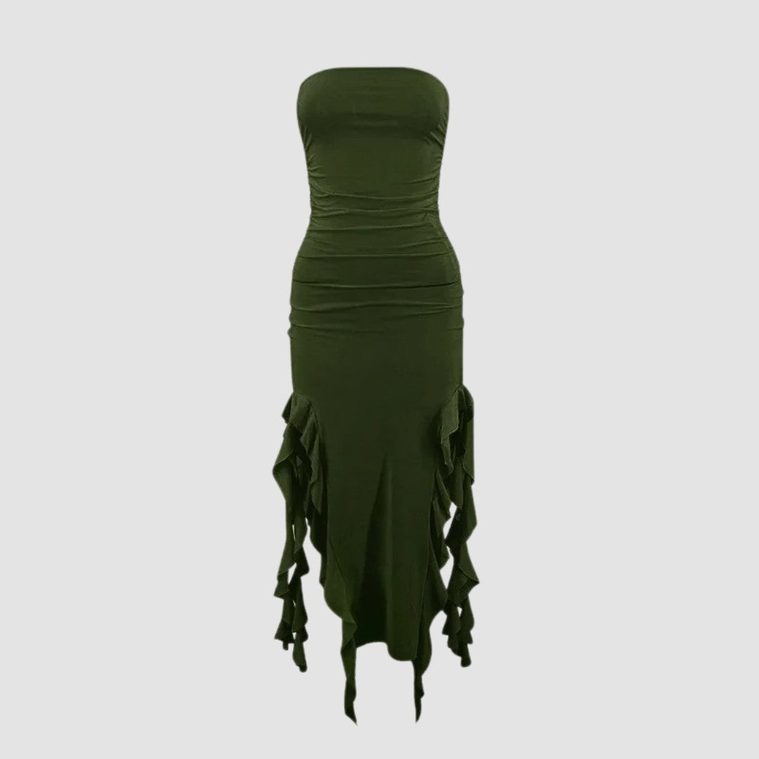 Axelbandslös bodycon midiklänning med volanger och asymmetrisk fåll
